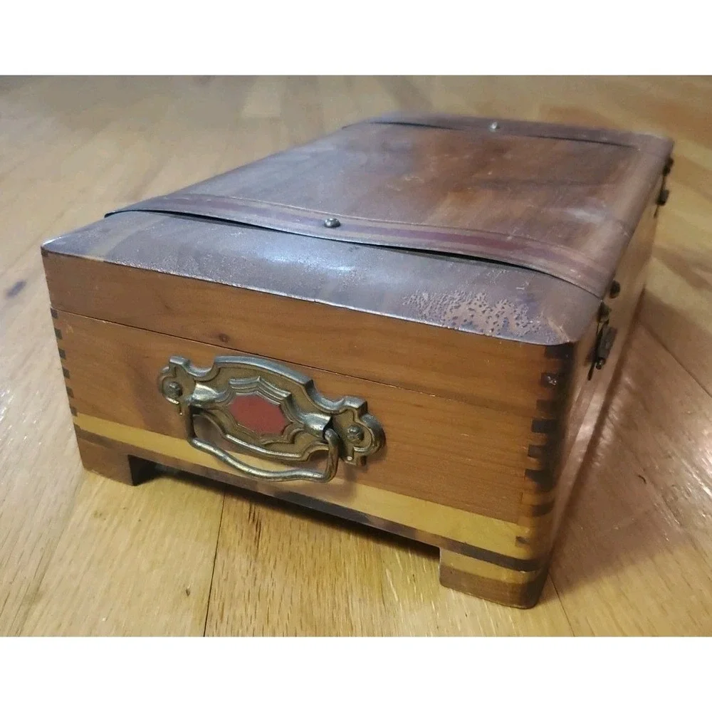 Distressed Vintage Cedar‎ Box Treasure Chest Hinged Lid Mirror Footed Lockable